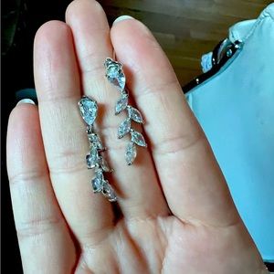 Leave droplet earrings diamond